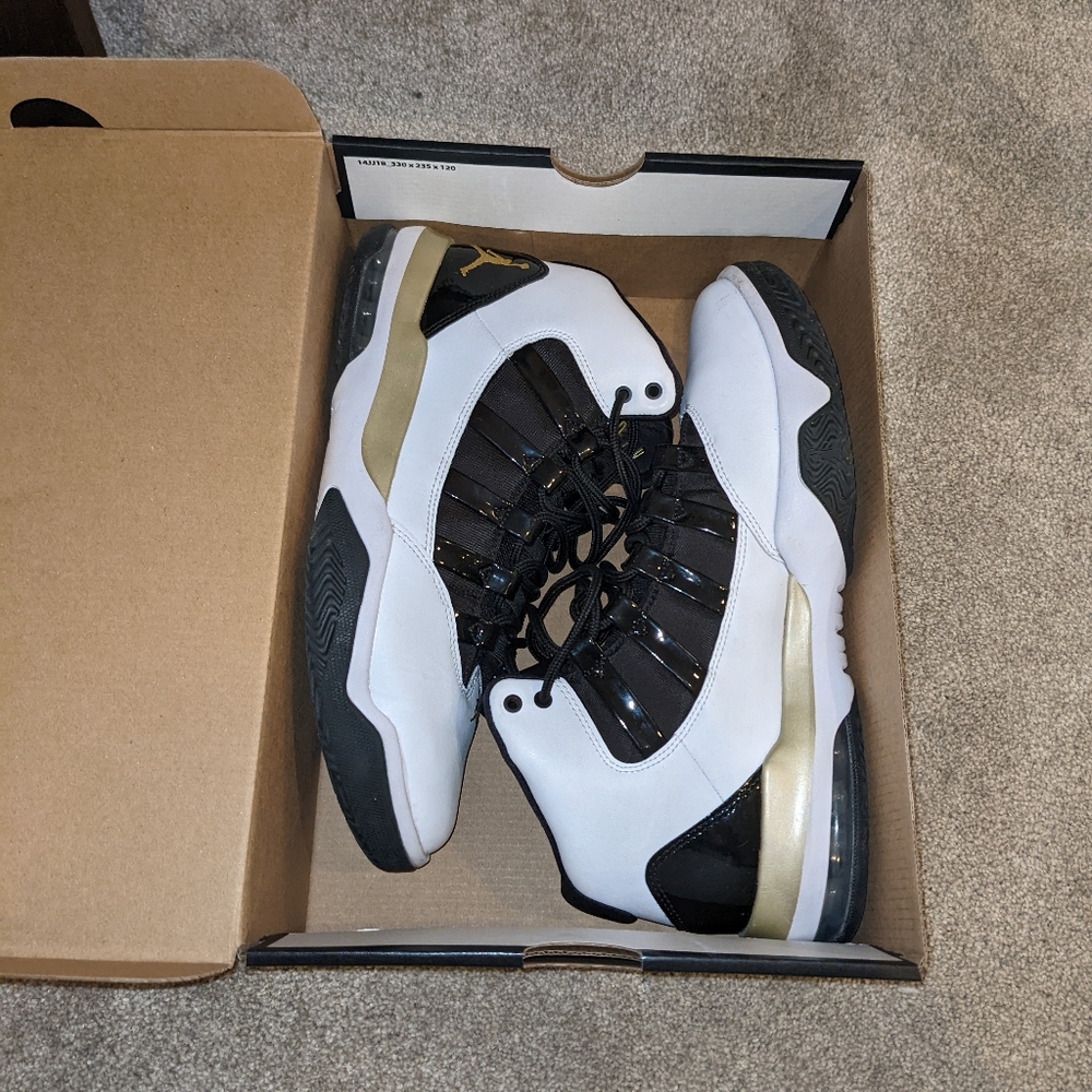 Jordan Max Aura- white, metallic gold and black men's size 9.5